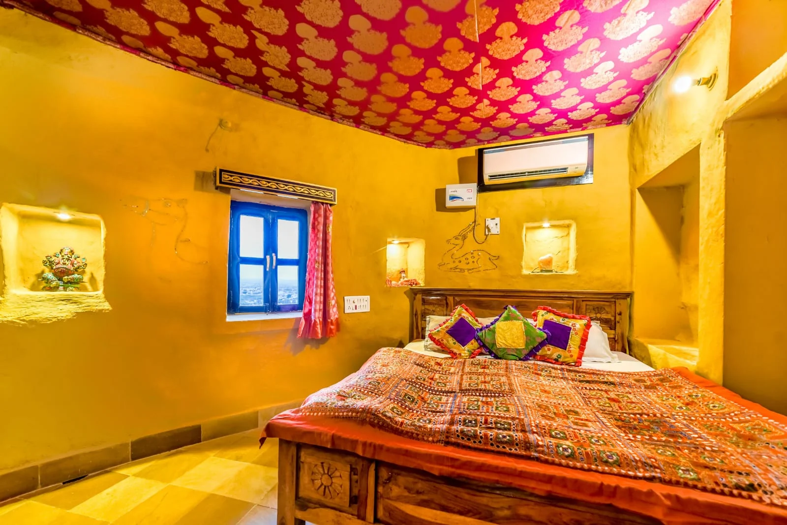 Golden walls and traditional room textiles